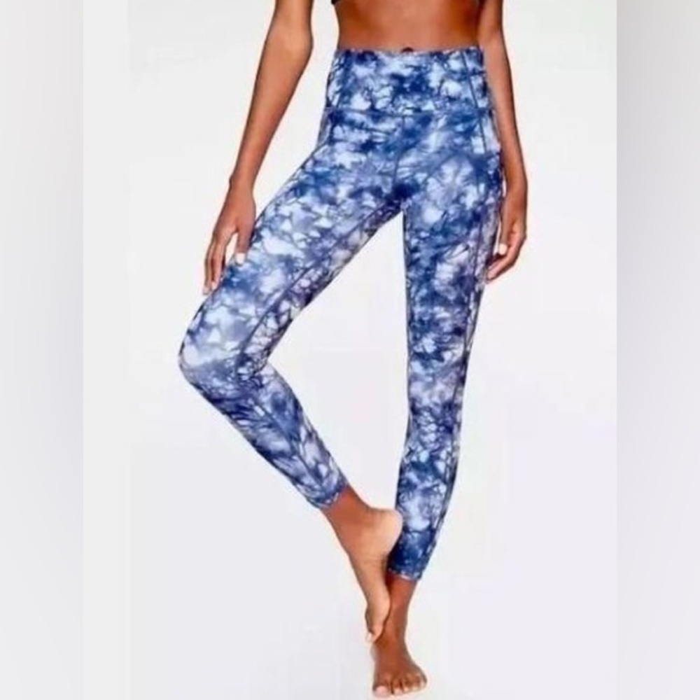 Athleta Women’s Salutation Powervita Blue
Tie Dye Athletic Leggings Size S